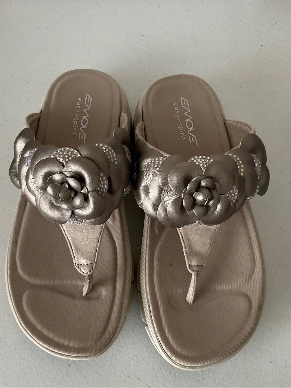 Easy Spirit Marjie2 Metallic Taupe Flower Thong Sandals (NWOT)